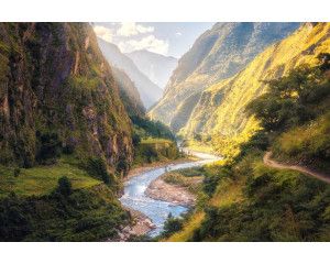 Fotobehang van een rivier die tussen de bergen stroomt, omgeven door weelderige natuur en helderblauw water.