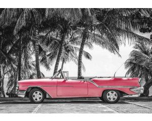 Rode klassieke auto aan een tropisch strand in Cuba, met palmbomen en een blauwe zee in de achtergrond, fotobehang voor een levendige vintage sfeer.