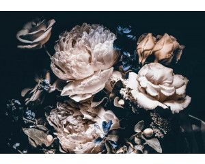 Romantisch boeket bloemen fotobehang met rozen en pioenrozen, klassieke sfeer.