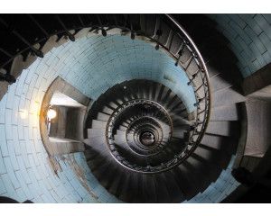 Fotobehang met een ronde trap in een gebouw, 3D-effect voor diepte.