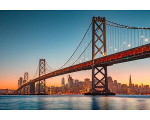 San Francisco's Oakland Bay Bridge, met een skyline van de stad op de achtergrond, vastgelegd op fotobehang.