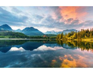 Een schitterend berglandschap in Slowakije, met majestueuze bergen die oprijzen boven een kristalhelder meer.
