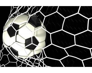 Fotobehang van een voetbal die schitterend in het doel belandt, vastgelegd op het moment van scoren in de wedstrijd.