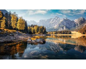 Sereniteit straalt van dit fotobehang, met een bergmeer dat wordt omringd door dichte bossen en bergen.