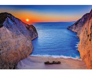 Fotobehang van Shipwreck Beach op Zakynthos, met een scheepswrak en strand op een Grieks eiland.