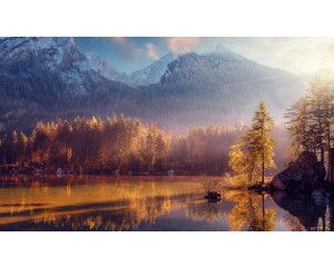 Een spiegelend meer en majestueuze bergen, perfect vastgelegd op een natuurgetrouw fotobehang.