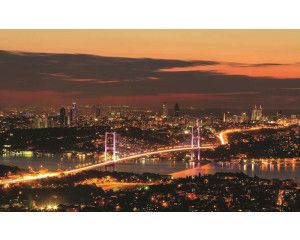 Fotobehang met een verlichte brug bij nacht, met reflecties in het water.