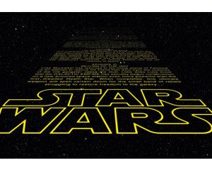 Star Wars intro fotobehang met de iconische gele tekst die door de ruimte zweeft.