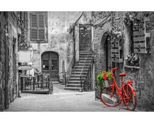 Een steeg in Toscane, Italië, met pittoreske straatjes en historische architectuur, afgebeeld op fotobehang.