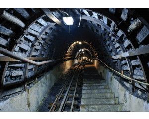 Steenkolenmijn met een 3D-tunnel en spooreffecten op indrukwekkend fotobehang.