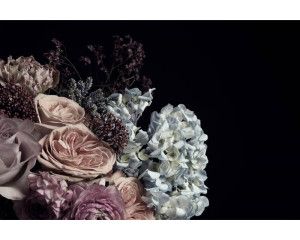 Een stijlvol bloemenboeket van rozen en pioenrozen, sfeervol afgebeeld op een gedetailleerd fotobehang.