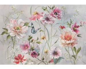 Fotobehang van stokrozen en vlinders, weergegeven in een kleurrijke schildering van bloemenpracht.