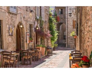 Fotobehang van een charmante straat in Italië, met historische architectuur en smalle steegjes.