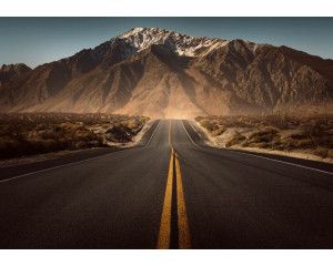 Fotobehang van een weg die leidt naar de bergen, met een 3D-effect dat diepte en perspectief geeft aan het landschap.