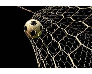 Fotobehang met een voetbal strak gespannen in het net, vastgelegd op het moment van scoren, speciaal voor jonge voetballiefhebbers.