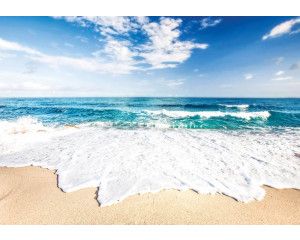 Strand en zee, zomers weergegeven op een fotobehang voor een frisse en luchtige sfeer.