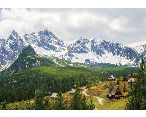 Tatra-gebergte met besneeuwde toppen en uitgestrekt landschap op fotobehang.