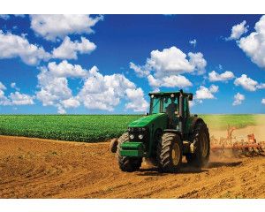 Fotobehang van een groene tractor in een landschap, boerderij thema.