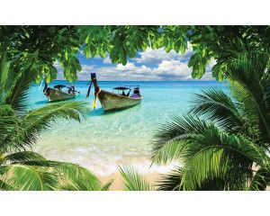 Tropisch eiland met palmbomen, een helderblauwe zee en boten die op het water dobberen, fotobehang dat een vakantiegevoel oproept.