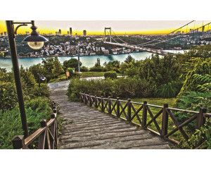 Fotobehang met uitzicht op een stad en een brug in een natuurlijk landschap.