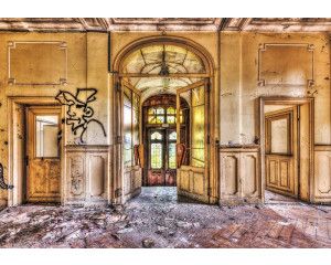 Urban fotobehang van een oud industrieel gebouw, rauwe en verweerde look.