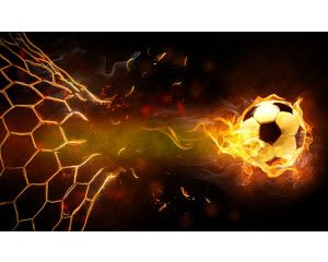 Fotobehang van een vlammende voetbal die op hoge snelheid naar het doel gaat, omgeven door vurige effecten.