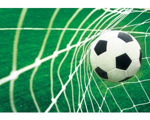 Voetbal doelpunt fotobehang, met een dynamisch beeld van een net dat de bal opvangt, ideaal voor sportliefhebbers.