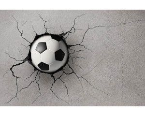 Fotobehang met een 3D-effect van een voetbal die door een muur lijkt te breken, wat een dynamische en krachtige scène creëert.