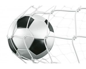 Fotobehang van een voetbal die net in het doel terechtkomt, gevangen op het beslissende moment van de wedstrijd.