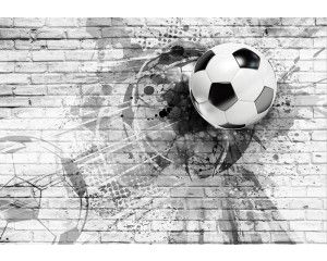 Zwart-wit voetbalkunst op een bakstenen muur, met een rauwe en stoere uitstraling.