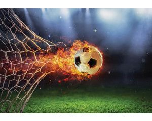 Fotobehang van een voetbal schot op doel met brandend vuur, sportief en energiek.
