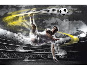 Fotobehang met een voetballer in actie tijdens een omhaal op een stadionveld.