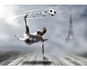 Fotobehang van een voetballer die een omhaal maakt in Frankrijk met de Eiffeltoren op de achtergrond.