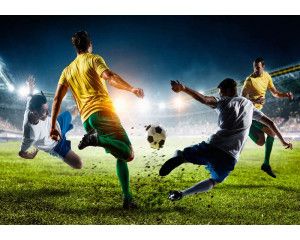 Voetballers in het heetst van de strijd op het veld, gevangen in actie met stadionlichten op de achtergrond.