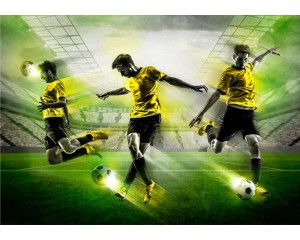 Voetballers in actie, die trucjes uitvoeren op het veld, omgeven door stadionlichten en een menigte.