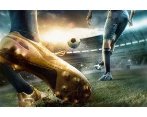 Fotobehang van voetballers die actief in een groot stadion spelen, vastgelegd tijdens een spannend moment op het veld.