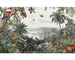 Fotobehang van vogels en vlinders in een weelderig oerwoud, omgeven door jungle en regenwoudplanten.