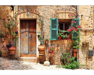 Fotobehang met een stenen muur begroeid met bloemen, voor een rustieke uitstraling.