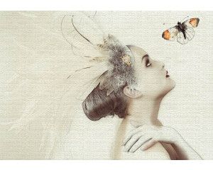 Fotobehang van een vrouw met een vlinder in kunststijl, voor een elegante uitstraling.