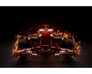 Fotobehang van een vurige Formule 1 auto, met vurige details voor een intense uitstraling.