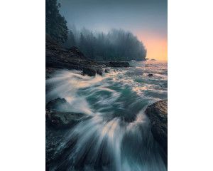 Fotobehang van water en rotsen, ideaal voor een serene kamer met een natuurlandschap.