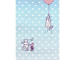 Winnie de Poeh fotobehang met Poeh die in het bos wandelt, ideaal voor een kinderkamer.