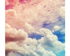 Fotobehang van wolken en een blauwe lucht, ideaal voor een rustige en ontspannen kamer.