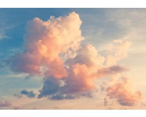 Fotobehang met luchtige wolken tegen een heldere blauwe hemel, wat een rustige en ontspannen sfeer creëert.
