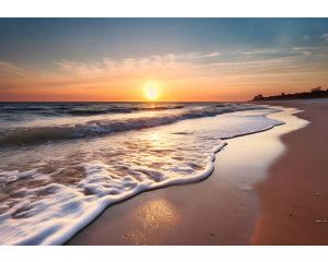 Een prachtig fotobehang van een strand bij zonsondergang, met het zachte zand en de warme gloed van de ondergaande zon.