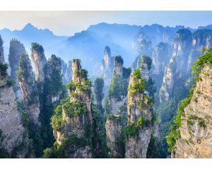 Fotobehang van het Zhangjiajie National Forest Park in China, met indrukwekkende gebergten en bergen omringd door weelderige natuur.
