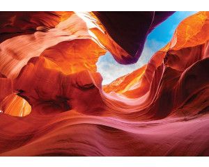 Rood fotobehang van een grot, intense en mysterieuze sfeer.