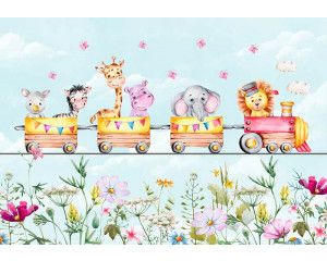 Kinderbehang met een stoere stoomtrein die door een jungle rijdt, omringd door bomen en exotische dieren.