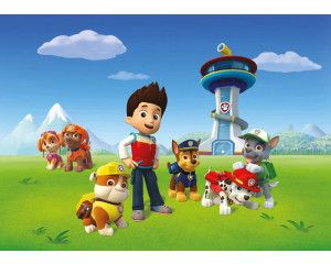 Paw patrol behang met Ryder, Chase, Sky, Marshal, Rocky, Rubble en Zuma voor de uitkijktoren.