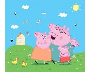 Behang van Peppa Pig, George, Papa Pig en Mama Pig die lachend voor hun huis staan, omringd door schattige eendjes, zoemende bijtjes en fladderende vlinders onder een stralende zon.